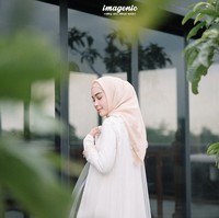 Saat pengajian, Hamidah Rachmayanti tampil feminin dalam gamis putih yang memiliki sematan detail mutiara pada bagian lengan dan atasnya. Selebriti Instagram (selebgram) hijab asal Bogor ini menempurnakan penampilan dengan kerudung krem. Foto: Dok. Instagram @imagenic