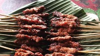 Sate rembiga khas Lombok dikenal garang pedasnya karena memakai cabe khas Lombok. Akun @poet3eka mengunggah sate buatan RM Sate Rembiga Lombok yang populer.Foto: Istimewa