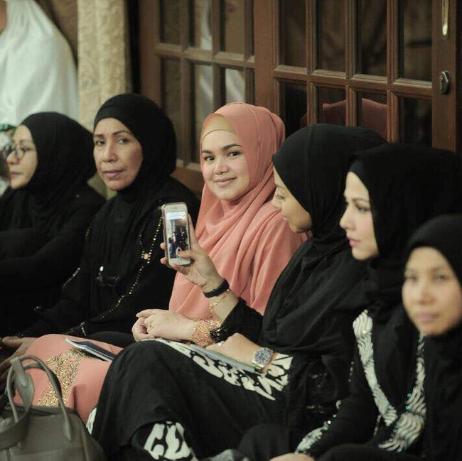 Masih di pengajian empat bulanan, Siti Nurhaliza tampil cantik tersenyum ke arah kamera. Ia menerapkan kerudung yang simpel menutup hingga dada. Alhamdulillah, moga Allah mempermudahkan segalanya dan saya bersyukur segalanya berjalan lancar pada malam ini. Terima kasih di atas doa-doa anda selama ini dan Alhamdulillah, Dimakbulkan Allah pada tahun ke 11 perkahwinan kami. Ini adalah sebahagian daripada petikan kenyataan saya, tulis Siti Nurhaliza di Instagram pribadinya. Foto: Dok. Instagram @ctdk