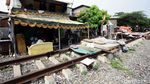 Gubuk Liar Menjamur di Pinggir Rel KA Jakarta-Bekasi