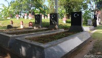 Makam-makam yang ada di sana sebagian sudah terpasang granit dan sisanya hanya terdapat nisan berbendera Turki. Sebagai penjaga sekaligus juru kunci makam, Azimah bersama suami membersihkannya setiap dua atau tiga hari sekali (Agus Setyadi/detikTravel)