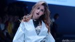 Genit, Seksi dan Menawan! Aksi Para Selebriti di Jakarta Fashion Week 2018