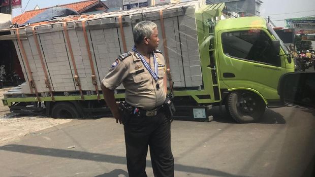 Ada Truk Terperosok, Pondok Cabe Lebak Bulus Macet Parah