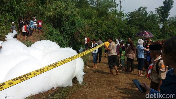 Garis polisi dipasang di lokasi gelembung busa raksasa di Jepara, Sabtu (23/10).