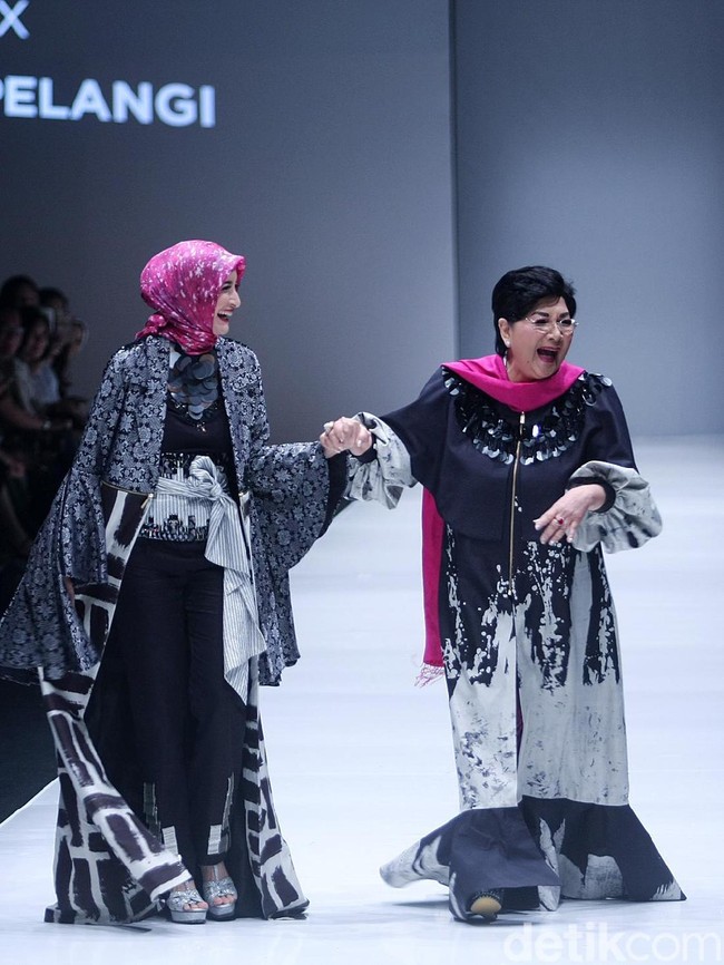 Yang paling menarik perhatian di runway adalah hadirnya penyanyi senior Titiek Puspa di runway JFW 2018. Wanita 79 tahun itu tampil segar bersama Ineke Koesherawati mengenakan rancangan Dian Pelangi yang bernuansa monokrom.  Foto: Dok. Mohammad Abduh/Wolipop