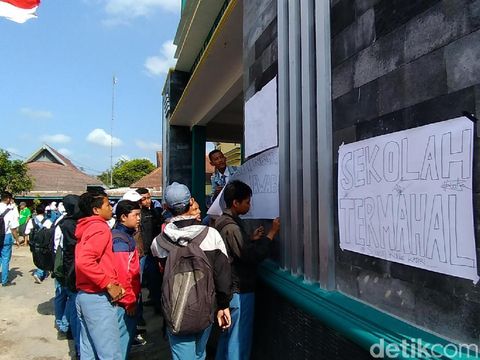 Ratusan pelajar SMAN 6 Kota Kediri demo/