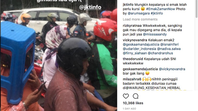 Emak emak Jaman  Now  Kursi  Plastik Jadi Helm