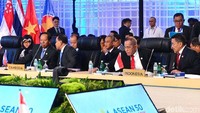 Dalam pertemuan itu, Ryamizard mengajak negara-negara ASEAN untuk memperbesar persamaan dan memperkecil perbedaan yang dapat melemahkan hubungan persaudaraan. Pool/Puskom/Juli.