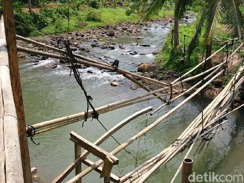 Miris! Jembatan Bambu Rusak di Serang ini Masih Dipakai Warga