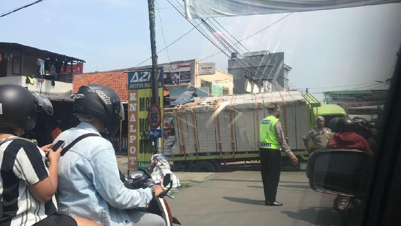 Ada Truk Terperosok, Pondok Cabe ke Lebak Bulus Macet Parah Ada Truk Terperosok, Pondok Cabe ke Lebak Bulus Macet Parah