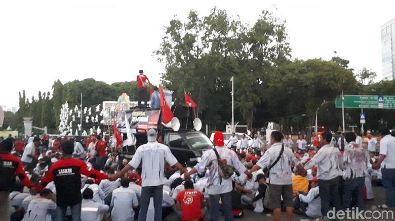 Meski Hujan Lebat, Zombie AMT Pertamina Tetap Bertahan di Istana Meski Hujan Lebat, Zombie AMT Pertamina Tetap Bertahan di Istana