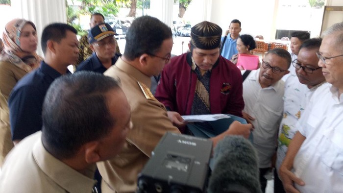 Datang Lebih Dulu dari Sandi, Anies Terima Pengaduan Warga