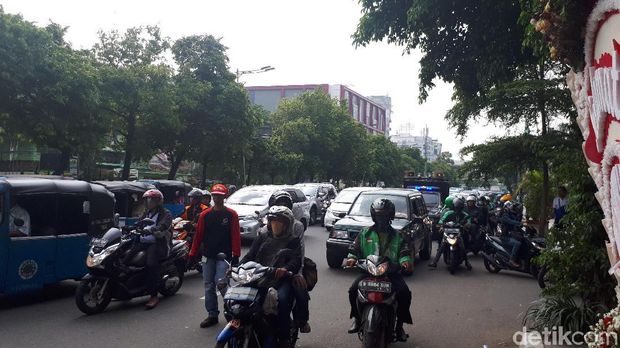 Kondisi lalu lintas di Jalan Kramat Raya terpantau padat merayap