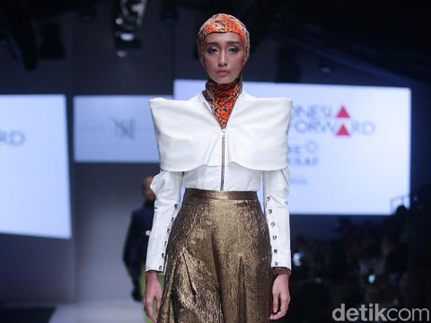 Hijab Instan Eksis di Panggung Paris Fashion Week 2018