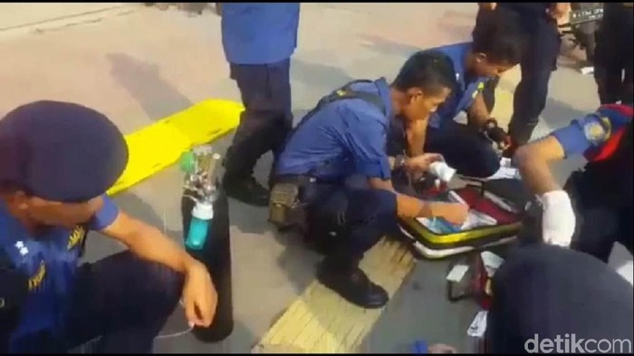 Aksi Petugas Damkar Tolong Pemotor yang Terkapar Usai Tabrak Bajaj