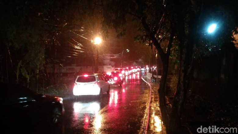 Kemang Utara Banjir, Lalin Macet Parah Kemang Utara Banjir, Lalin Macet Parah