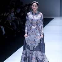 Mesty Ariotedjo juga meramaikan panggung JFW 2018. Calon pengantin ini mengenakan karya dari Ria Miranda yang penuh detail dan anggun. Gaun berpotongan mermaid dengan potongan cape pada bagian atas membuat penampilan wanita lebih feminin. Foto: Dok. Mohammad Abduh/Wolipop
