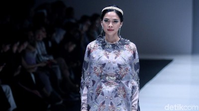 Foto: Aksi Tatjana Saphira Sampai Titiek Puspa Jadi Model di JFW