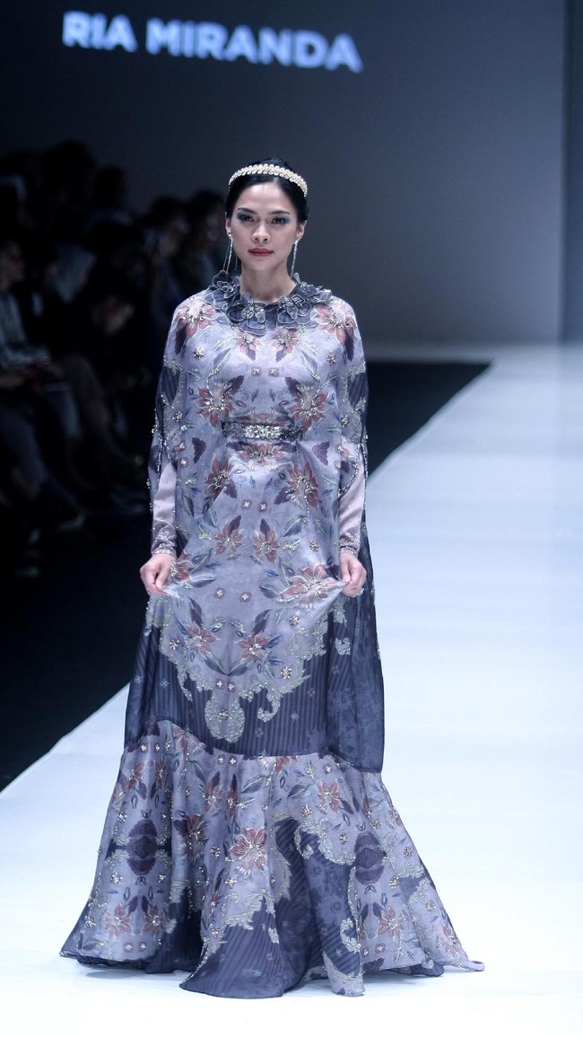 Mesty Ariotedjo juga meramaikan panggung JFW 2018. Calon pengantin ini mengenakan karya dari Ria Miranda yang penuh detail dan anggun. Gaun berpotongan mermaid dengan potongan cape pada bagian atas membuat penampilan wanita lebih feminin. Foto: Dok. Mohammad Abduh/Wolipop