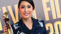 Senyum semringah Tyas yang berhasil meraih piala pada kategori Pemeran Utama Wanita Terpuji Film Televisi usai berkarier di dunia akting selama 18 tahun. Pool/Palevi S/detikFoto.