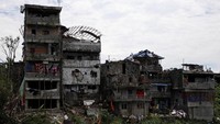 Rumah dan bangunan berada dalam kondisi rusak parah.