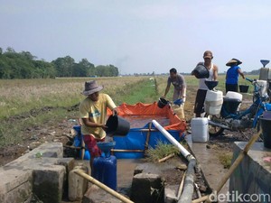 Warga Slangit Cirebon Tempuh Ribuan Meter untuk Air Bersih