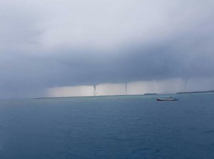 Kagetkan Warga, 3 Tornado Waterspout Muncul di Kepulauan Seribu
