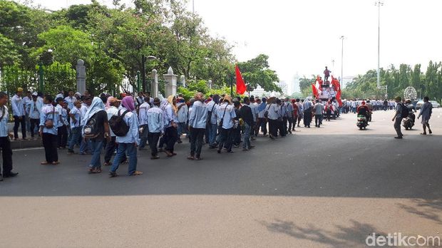 Sebelum ke Istana, Massa Zombie AMT Aksi di Depan Kantor Pertamina