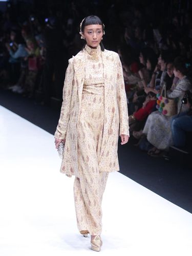 Batik Jambi Jadi Gaun Pastel Nan Elegan Lewat Sentuhan Barli Asmara