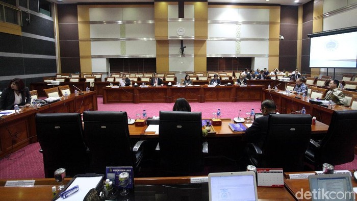 Komisi I DPR menggelar uji kelayakan dan kepatutan 18 calon duta besar RI untuk berbagai negara. Dari 18 nama, ada praktisi hukum Todung Mulya Lubis.