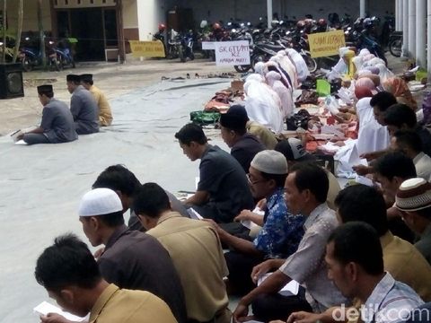 Ribuan GTT dan PTT di Jember Mogok/