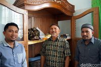 Pak Tufail dkk. dan mahkota Sultan Bacan (Wahyu/detikTravel)