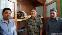 detikTravel mendapat kesempatan langka untuk melihat langsung Mahkot Sultan Bacan. Tidak sembarang pengunjung mendapat kesempatan serupa. Atas izin Tufail Iskandar Alam, Juru Tulis Kesultanan Bacan, mahkota ini bisa dipertunjukkan (Wahyu/detikTravel)