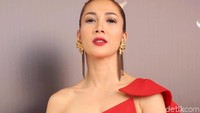 Ia terlihat seksi dan menawan dengan dress merah ketat. Pool/Ismail/detikFoto.