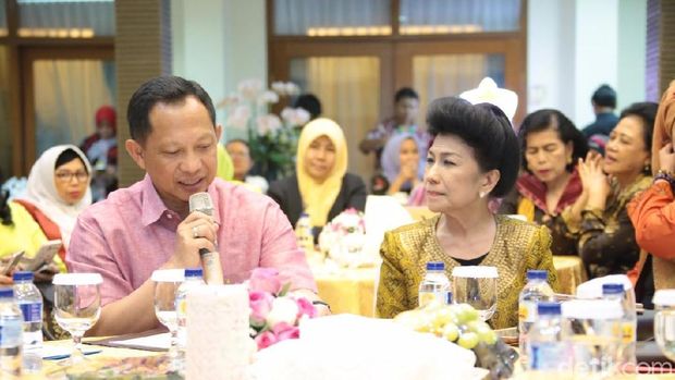 Kapolri Jenderal Tito Karnavian saat berdialog dengan aktivis perempuan
