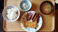  Kalau pria 30 tahunan di Tokyo ini lebih memilih menu Barat. Nasi dipadukan sup miso, sarden, telur dadar gulung, bacon dan sosis. Foto: Istimewa