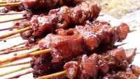 Sate ayam berbumbu manis, dengan paduan gula aren dan ketumbar juga tak kalah sedap. Seperti yang dipamerkan @bakmieapin ini. Satenya kecokelatan dengan genangan saus kacang.Foto: Istimewa