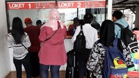 Untuk melayani transaksi e-ticketing, PT KCJ telah memasang 6 gate elektronik dan 2 perangkat point of sales (POS) di loket baru.