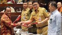 Perwakilan dari PDI Perjuangan, Komarudin Watubun menyerahkan pandangan mini fraksi terhadap Perppu Nomor 2 Tahun 2017 tentang Ormas kepada  Mendagri Tjahjo Kumolo.