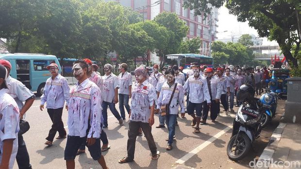 Mereka mendandani diri seperti zombie