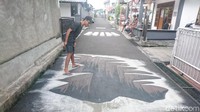 Pembuatan lukisan 3D di Jalan Danau Tondano ini mendapat respon positif dari warga setempat. Semenjak diunggah ke media sosial, lukisan-lukisan 3D itu pun viral. Inilah potret lukisan jurang 3D (Ahmad Masaul Khoiri/detikTravel)