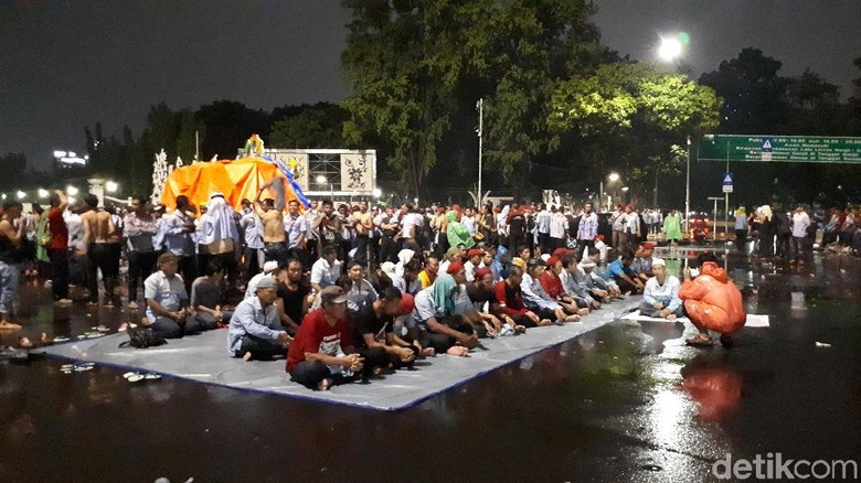 Lewati Batas Waktu, Massa Zombie AMT Masih Bertahan di Depan Istana Lewati Batas Waktu, Massa Zombie AMT Masih Bertahan di Depan Istana