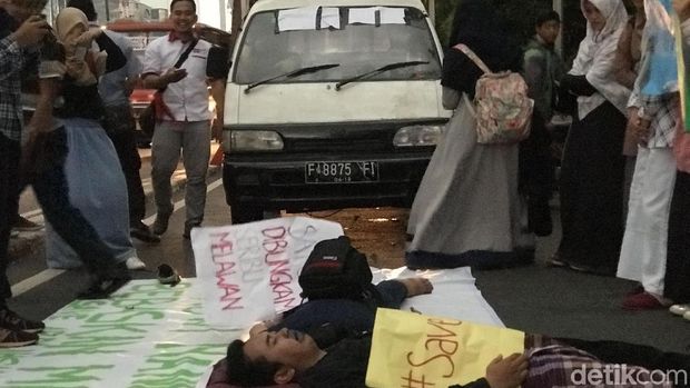 Mereka menuntut 2 rekan mahasiswa yang ditangkap pada Jumat lalu, dibebaskan 