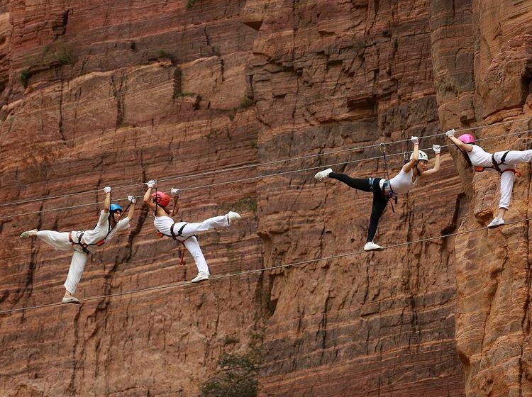 Foto: Para Wanita Cantik Berlatih Yoga di Atas Kabel Setinggi 200 Meter