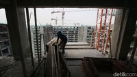 Para pekerja menyelesaikan topping off proyek apartemen Podomoro Golf View di Depok, Jawa Barat, Senin (23/10/2017).