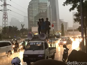 Diguyur Hujan, Massa Eks Mahasiswa Berdemo di Depan Polda Metro