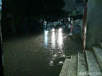 Jalan Kemang Utara IX Banjir, Kendaraan Tak Bisa Melintas