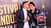 Ciuman mesra di pipi pesinetron berusia 30 tahun itu. Pool/Palevi S/detikFoto.