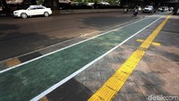 Trotoar tersebut juga telah dilengkapi dengan jalur khusus penyandang disabilitas.