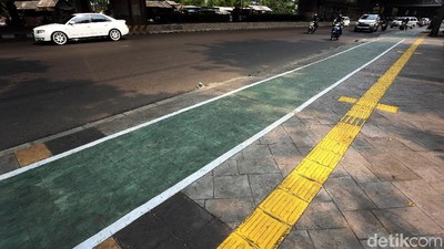 Nyamannya Jalur Pedestrian di Jalan Ahmad Yani Jakarta Timur